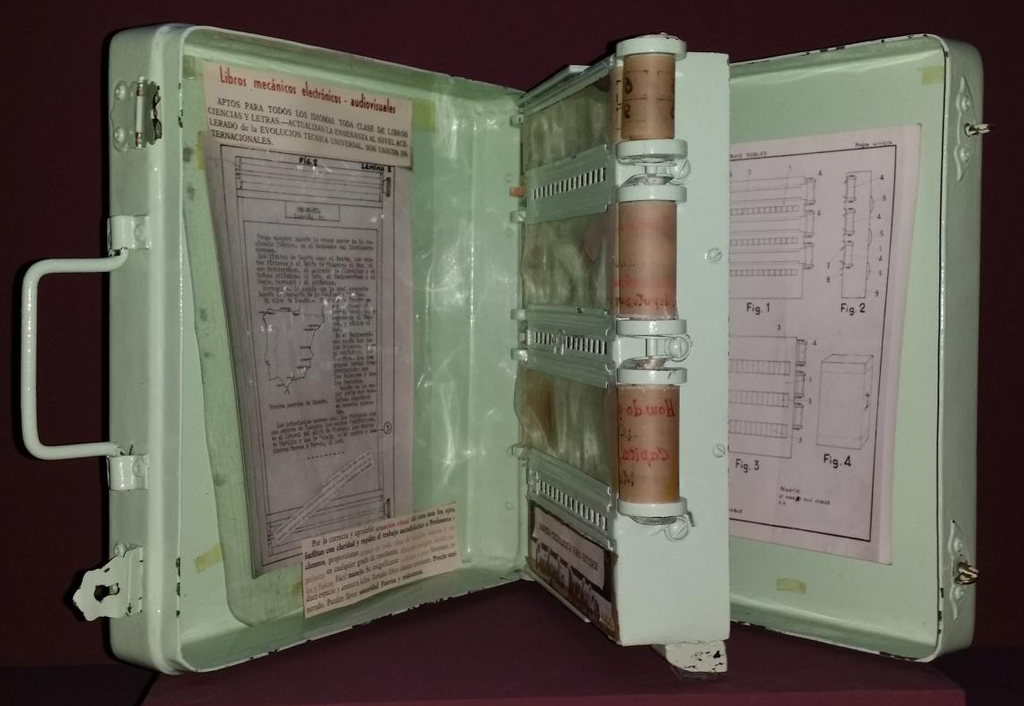 Prototipo de enciclopedia mecánica de Angelita Robles